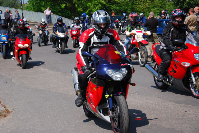 Motocykliści w Domu Dziecka zdjęcie nr 35577