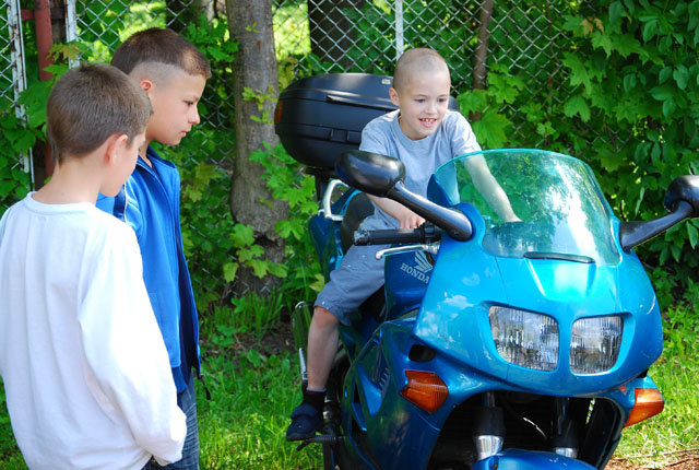 Motocykliści w Domu Dziecka zdjęcie nr 35587