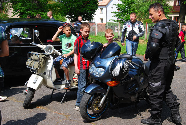 Motocykliści w Domu Dziecka zdjęcie nr 35588