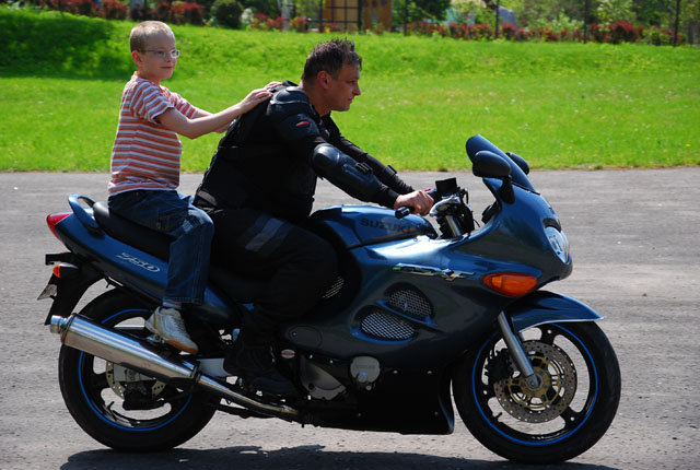 Motocykliści w Domu Dziecka zdjęcie nr 35591