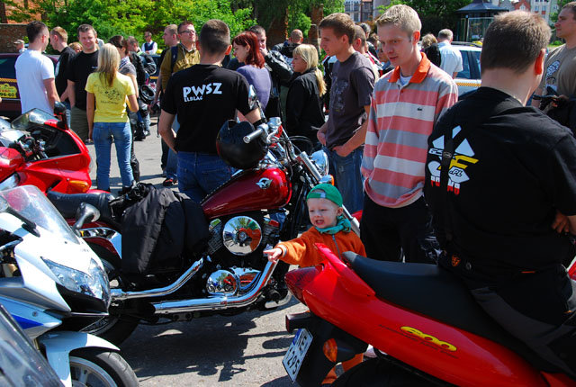 Motocykliści w Domu Dziecka zdjęcie nr 35575