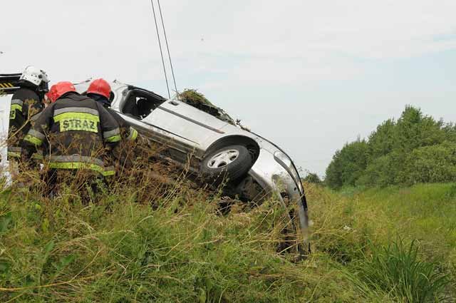 Elbląg Opel wpadł do rowu z wodą. W aucie były dzieci.