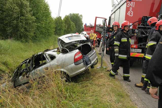 Opel wpadł do rowu z wodą. W aucie były dzieci. zdjęcie nr 37193