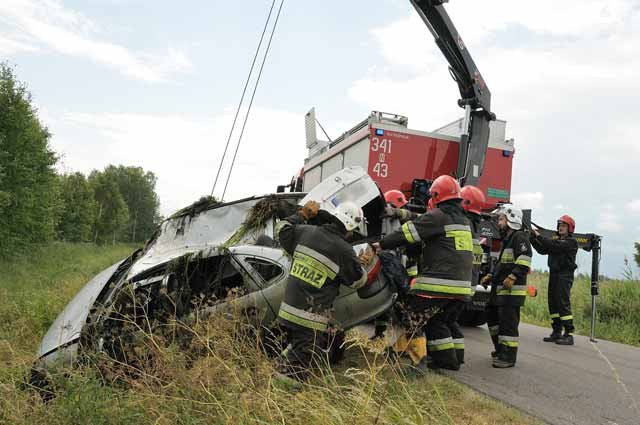 Opel wpadł do rowu z wodą. W aucie były dzieci. zdjęcie nr 37195