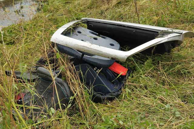 Opel wpadł do rowu z wodą. W aucie były dzieci. zdjęcie nr 37202