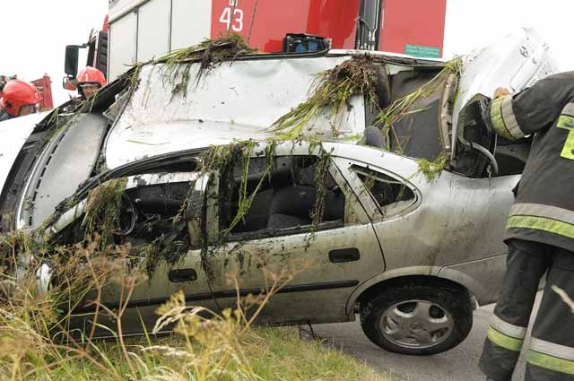 Opel wpadł do rowu z wodą. W aucie były dzieci. zdjęcie nr 37196