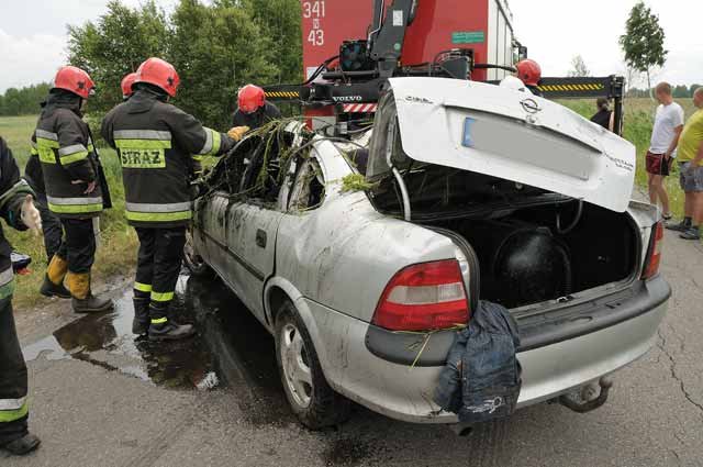 Opel wpadł do rowu z wodą. W aucie były dzieci. zdjęcie nr 37199