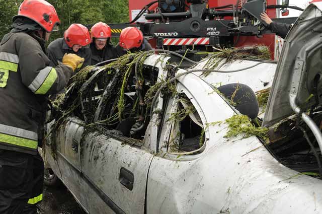 Opel wpadł do rowu z wodą. W aucie były dzieci. zdjęcie nr 37198