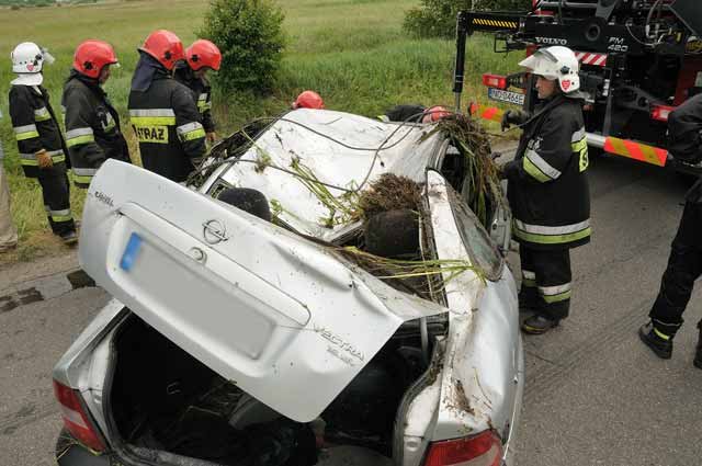 Opel wpadł do rowu z wodą. W aucie były dzieci. zdjęcie nr 37200