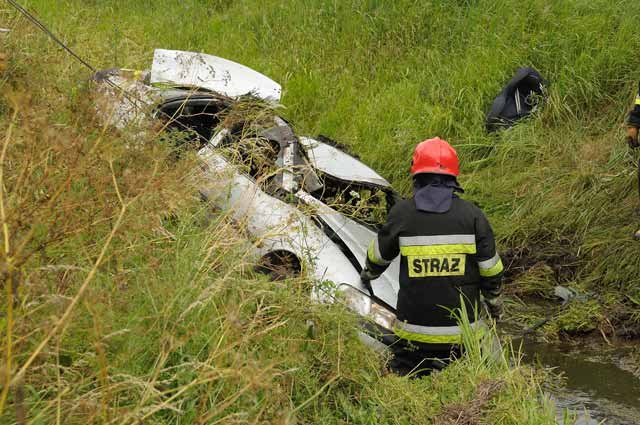 Opel wpadł do rowu z wodą. W aucie były dzieci. zdjęcie nr 37189