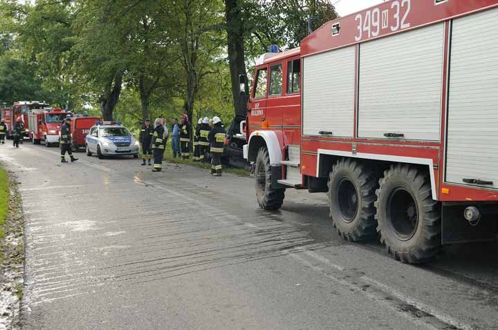 Wypadek w Milejewie. Audi uderzyło w drzewo zdjęcie nr 37813