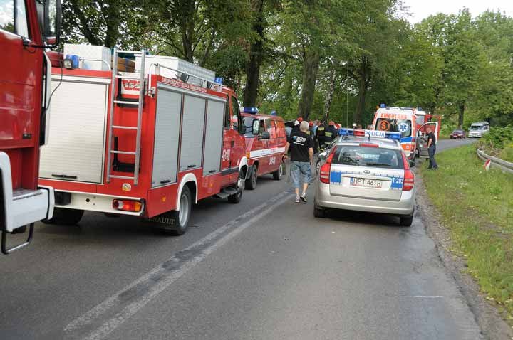 Wypadek w Milejewie. Audi uderzyło w drzewo zdjęcie nr 37809