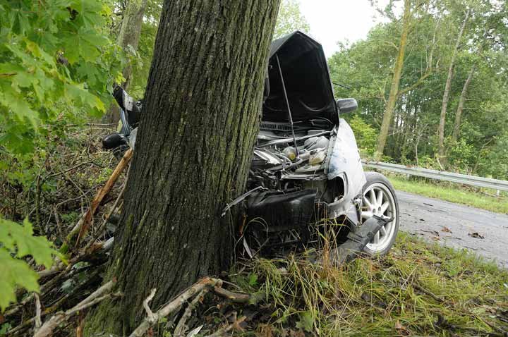 Wypadek w Milejewie. Audi uderzyło w drzewo zdjęcie nr 37817