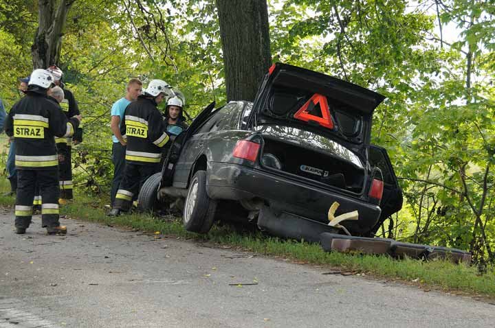 Wypadek w Milejewie. Audi uderzyło w drzewo zdjęcie nr 37814