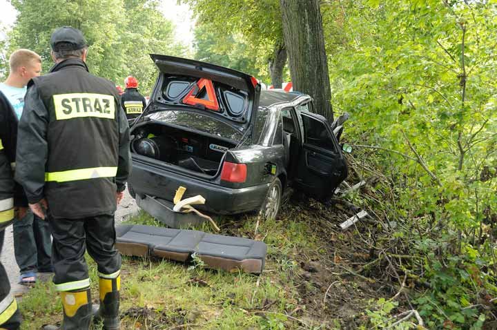 Wypadek w Milejewie. Audi uderzyło w drzewo zdjęcie nr 37812