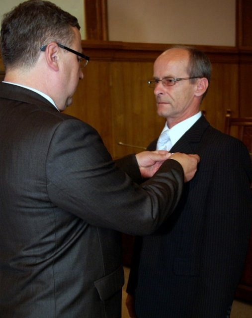 Wręczenie medali za długoletnią służbę pracownikom samorządowym zdjęcie nr 38271