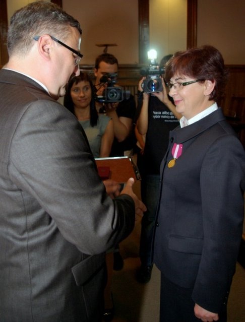Wręczenie medali za długoletnią służbę pracownikom samorządowym zdjęcie nr 38264