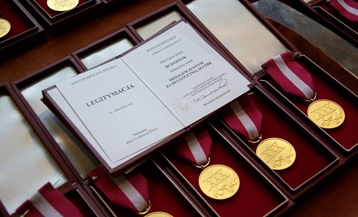 Wręczenie medali za długoletnią służbę pracownikom samorządowym zdjęcie nr 38257