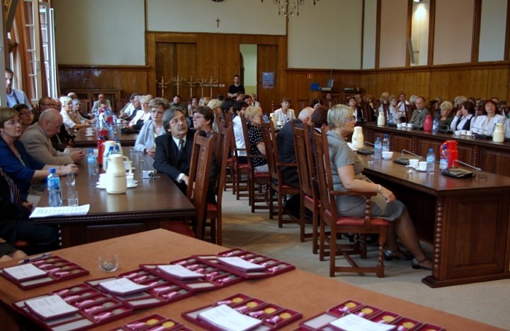 Wręczenie medali za długoletnią służbę pracownikom samorządowym zdjęcie nr 38259