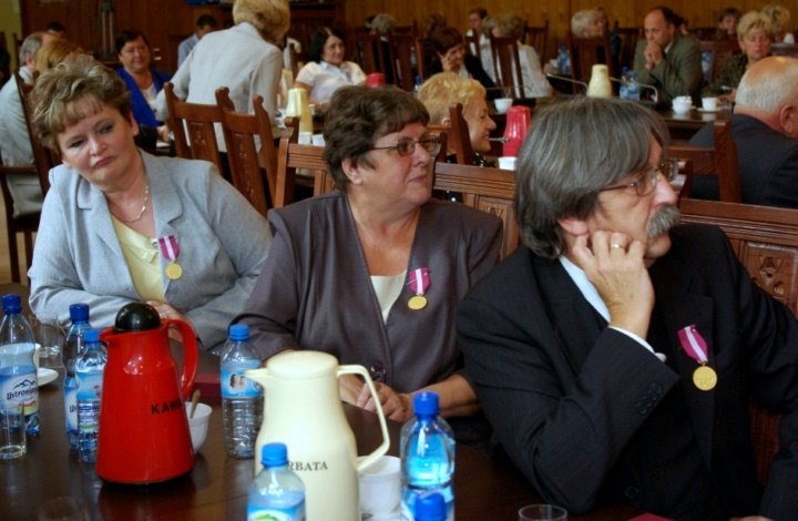 Wręczenie medali za długoletnią służbę pracownikom samorządowym zdjęcie nr 38286