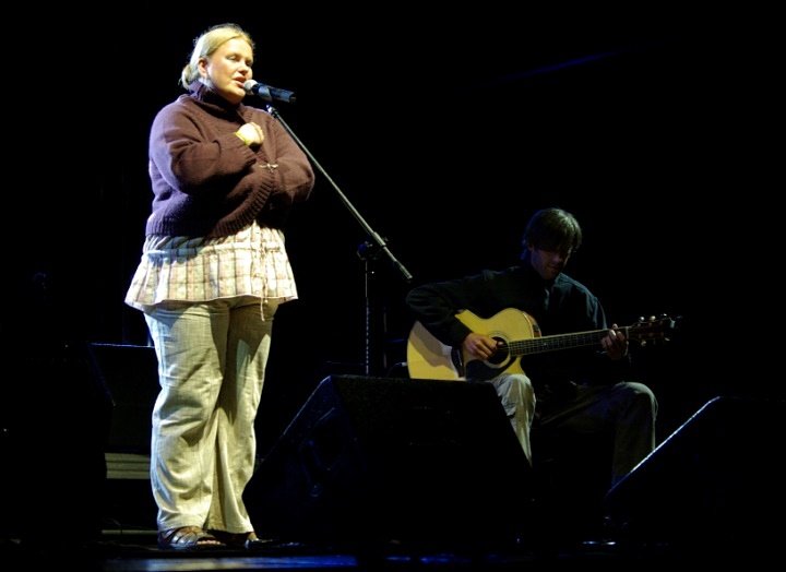 W Elblągu Agnieszka Kostencka wystąpiła razem z Andrzejem Marczyńskim, gitarzystą, bardem, autorem tekstów, z którym
