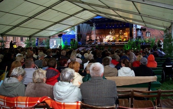 Koce, kaptury, ciepłe ubranie - standardowe wyposażenie elbląskiego miłośnika plenerowych koncertów.