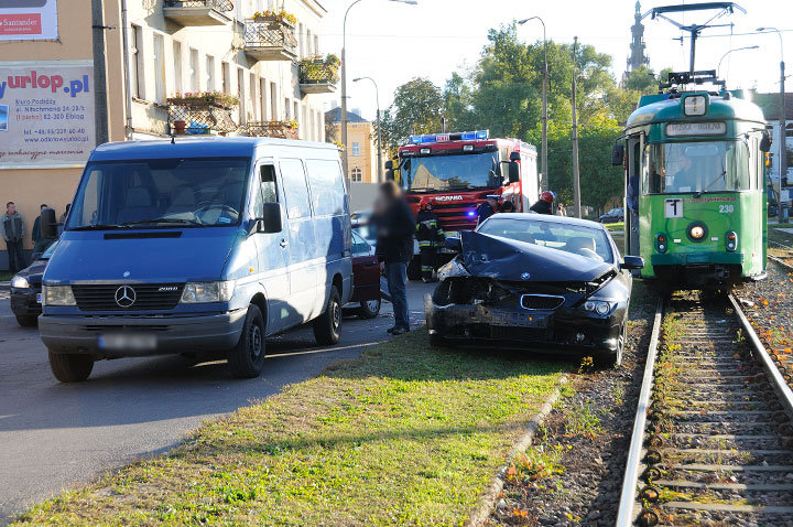 Kolizja na Robotniczej - sprawca zbiegł zdjęcie nr 40296