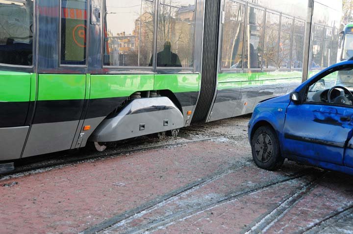 Fiatem wjechała pod tramwaj zdjęcie nr 41364
