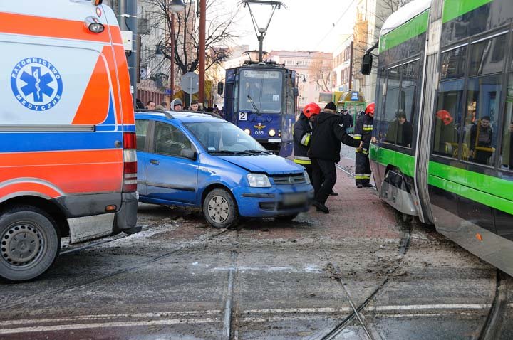 Fiatem wjechała pod tramwaj zdjęcie nr 41365