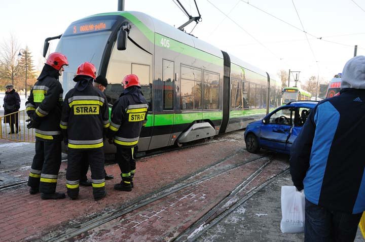 Fiatem wjechała pod tramwaj zdjęcie nr 41362