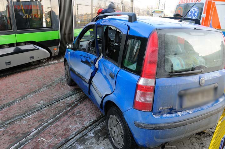 Fiatem wjechała pod tramwaj zdjęcie nr 41367