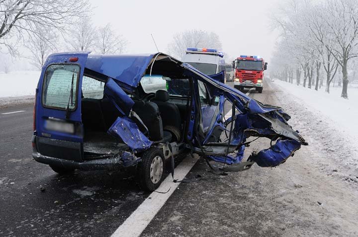 Wypadek w Kazimierzowie - dwie osoby ranne zdjęcie nr 41785