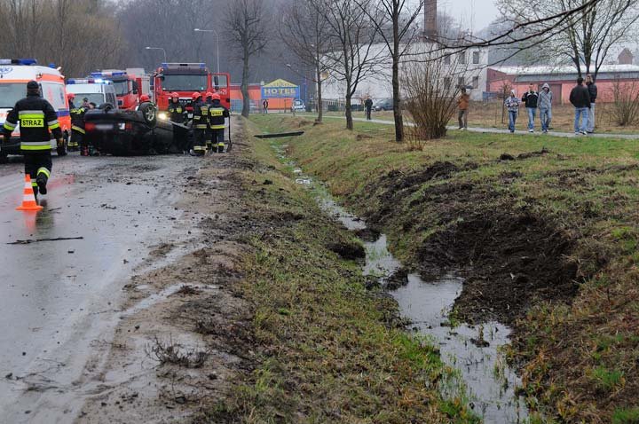 Volkswagenem dachował na Łęczyckiej zdjęcie nr 43352