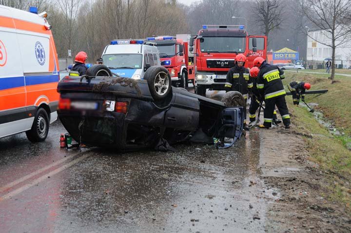 Volkswagenem dachował na Łęczyckiej zdjęcie nr 43353
