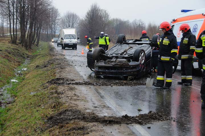 Volkswagenem dachował na Łęczyckiej zdjęcie nr 43357