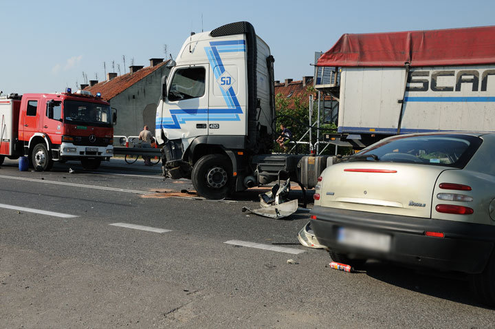 Wypadek w Jazowej-dwie osoby ranne zdjęcie nr 46085
