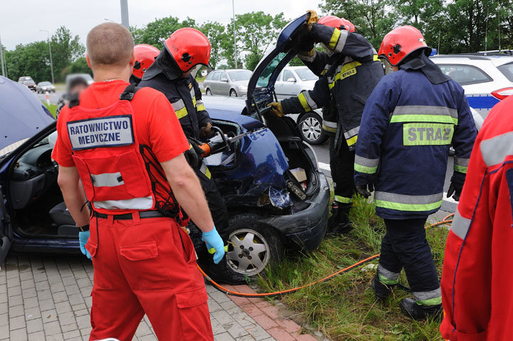 Wypadek w Kazimierzowie - dwie osoby w szpitalu zdjęcie nr 46148