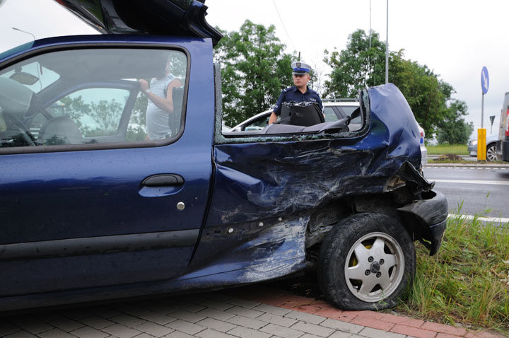Wypadek w Kazimierzowie - dwie osoby w szpitalu zdjęcie nr 46154