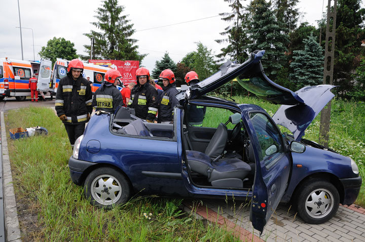 Wypadek w Kazimierzowie - dwie osoby w szpitalu zdjęcie nr 46152