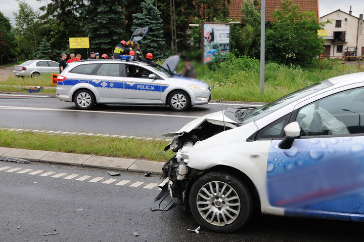 Wypadek w Kazimierzowie - dwie osoby w szpitalu zdjęcie nr 46146