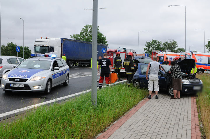 Wypadek w Kazimierzowie - dwie osoby w szpitalu zdjęcie nr 46142