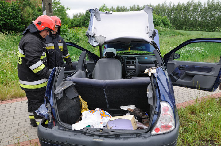 Wypadek w Kazimierzowie - dwie osoby w szpitalu zdjęcie nr 46151