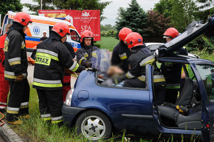 Wypadek w Kazimierzowie - dwie osoby w szpitalu zdjęcie nr 46149