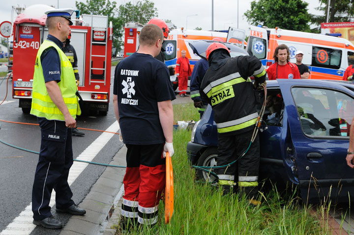 Wypadek w Kazimierzowie - dwie osoby w szpitalu zdjęcie nr 46141