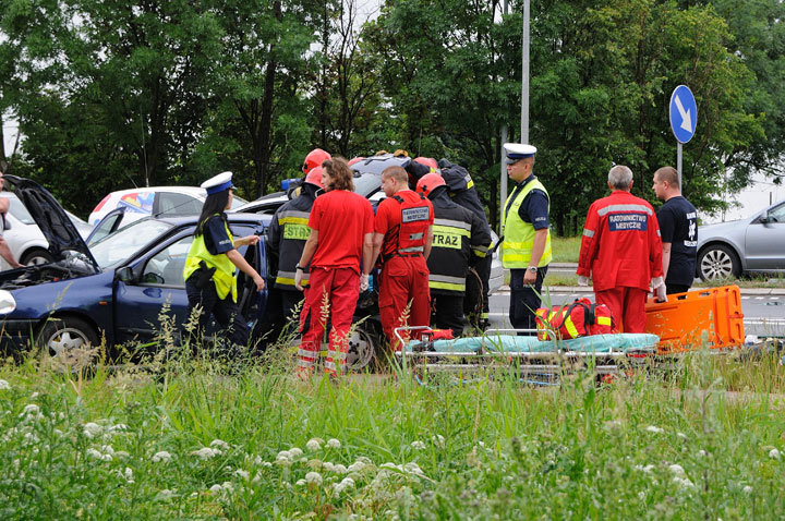 Wypadek w Kazimierzowie - dwie osoby w szpitalu zdjęcie nr 46143