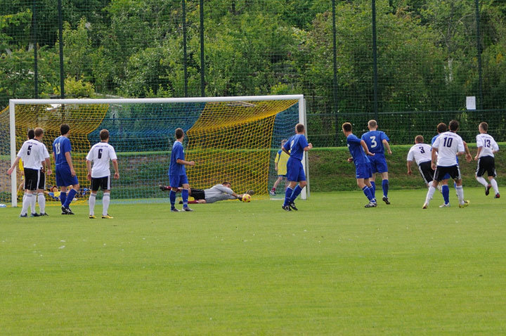 Zwycięstwo Olimpii 2004 w atmosferze pikniku zdjęcie nr 46817