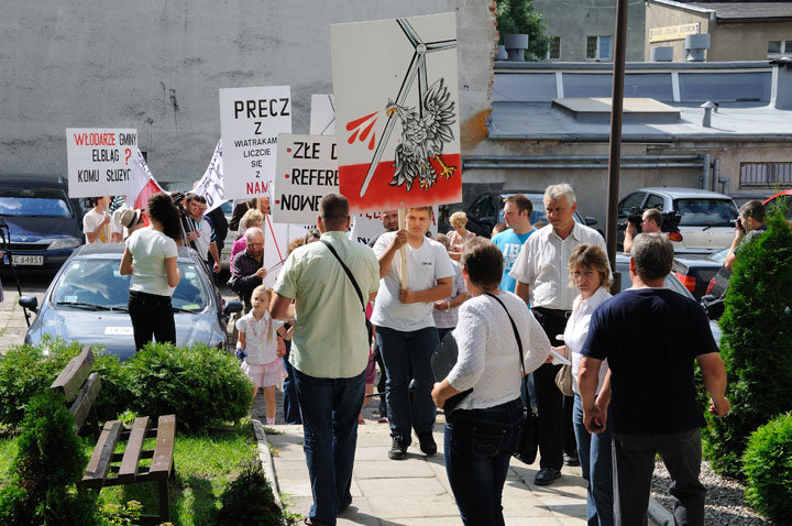 Pikieta przeciw budowie siłowni wiatrowych w Janowie zdjęcie nr 47173