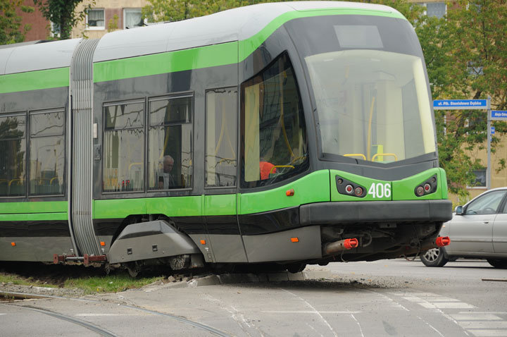 Wykolejenie "trójki" koło Carrefoura zdjęcie nr 49220