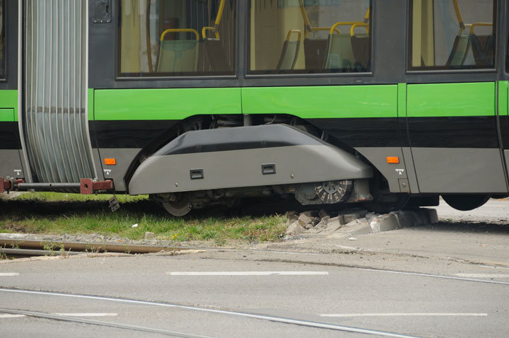 Wykolejenie "trójki" koło Carrefoura zdjęcie nr 49218