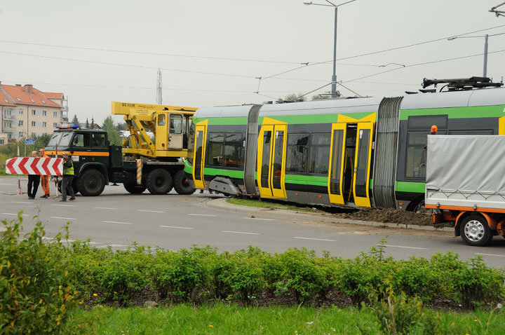 Wykolejenie "trójki" koło Carrefoura zdjęcie nr 49212